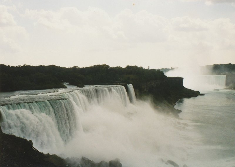 003-The entire Niagara Falls.jpg